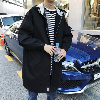 Hétköznapi férfi esőkabát kapucnival és nyakkendővel, három színben