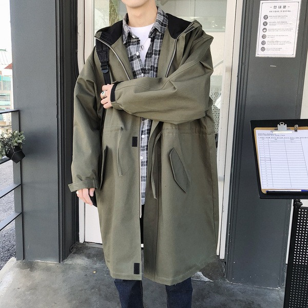 Hétköznapi férfi esőkabát kapucnival és nyakkendővel, három színben