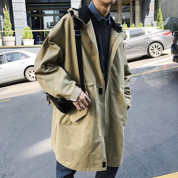 Hétköznapi férfi esőkabát kapucnival és nyakkendővel, három színben