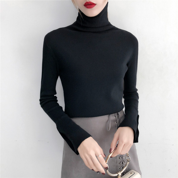 Modern női pulóver magas gallérral és gombokkal az ujjakon több színben