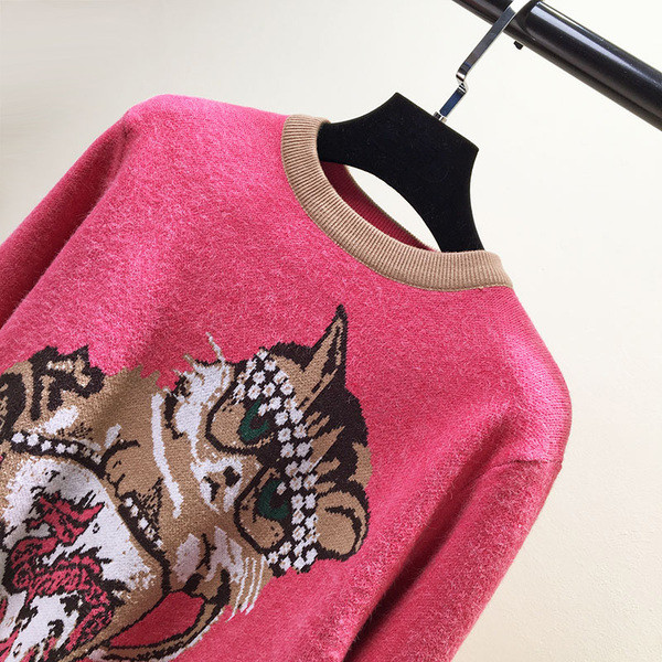 Modern női pulóver színes rózsaszín hímzéssel