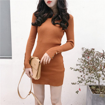 Stílusos női ruha ujján fém elemmel