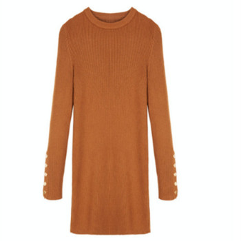 Stílusos női ruha ujján fém elemmel