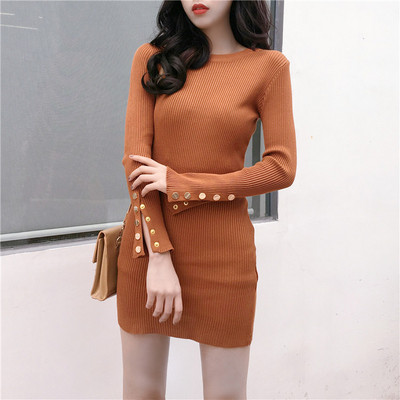 Stílusos női ruha ujján fém elemmel