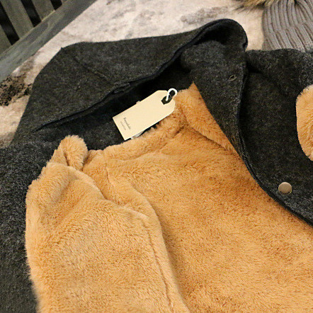 Elegáns gyerekkabát lányoknak sötét színben, hátul rátéttel