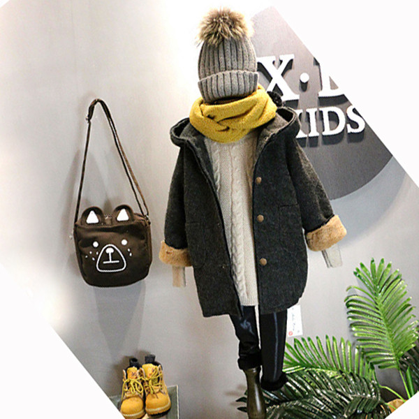 Elegáns gyerekkabát lányoknak sötét színben, hátul rátéttel