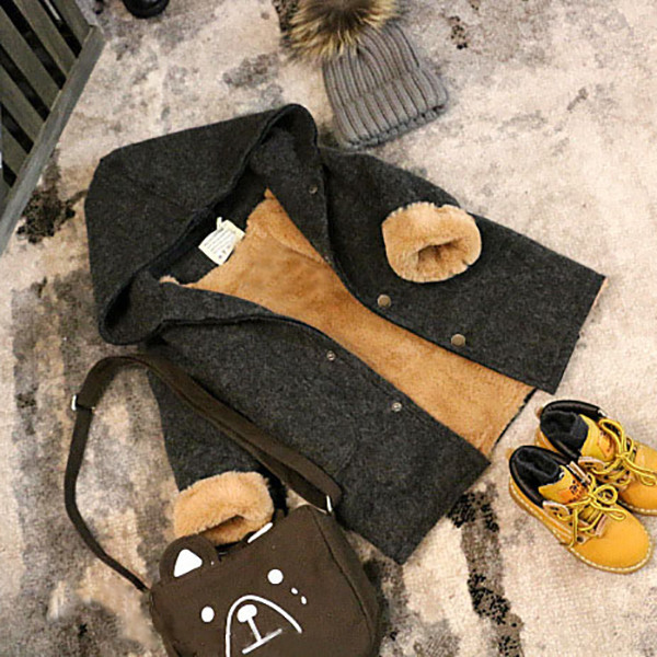 Elegáns gyerekkabát lányoknak sötét színben, hátul rátéttel