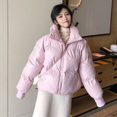 Női kabát O-alakú gallérral, fehér és rózsaszín színben