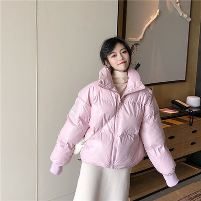 Női kabát O-alakú gallérral, fehér és rózsaszín színben