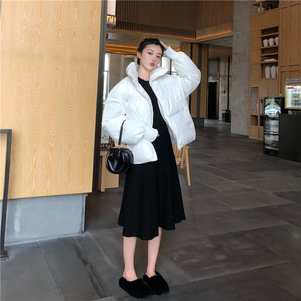 Női kabát O-alakú gallérral, fehér és rózsaszín színben