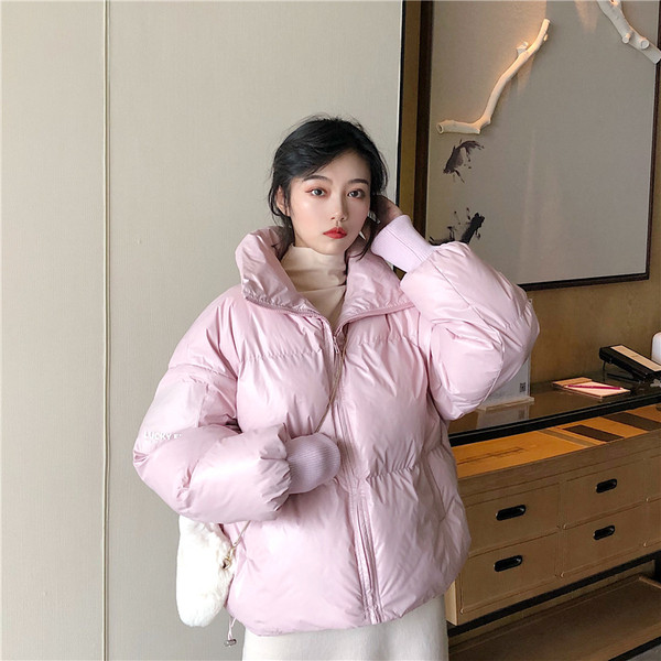 Női kabát O-alakú gallérral, fehér és rózsaszín színben