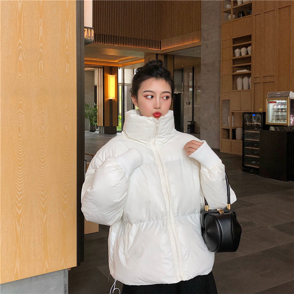 Női kabát O-alakú gallérral, fehér és rózsaszín színben