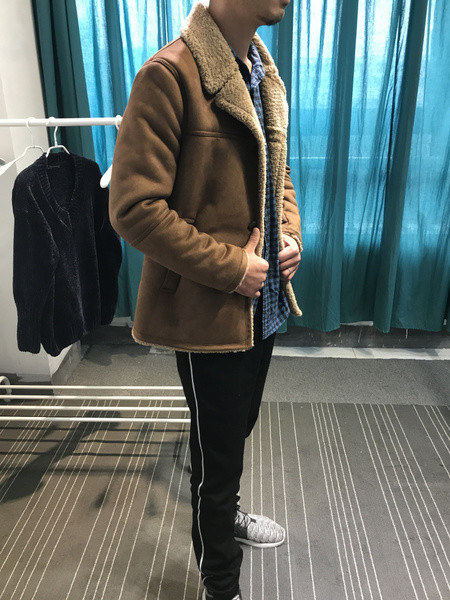 Stílusos férfi kabát puha béléssel és barna zsebekkel