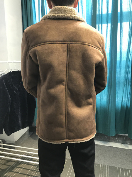 Stílusos férfi kabát puha béléssel és barna zsebekkel