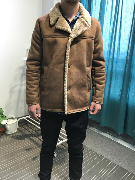 Stílusos férfi kabát puha béléssel és barna zsebekkel