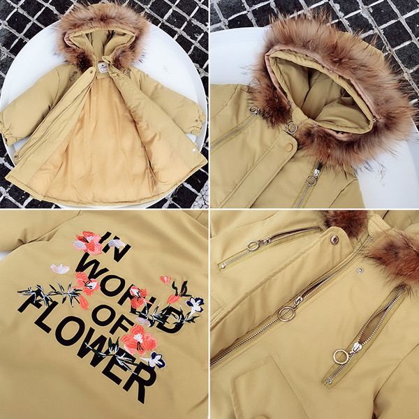 Μοντέρνο παιδικό μπουφάν με επιγραφές στο πίσω μέρος και χνουδωτή κουκούλα