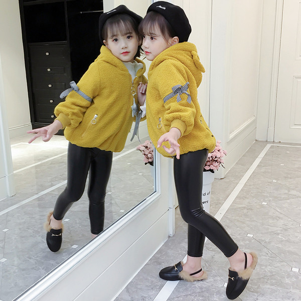 Μοντέρνο παιδικό παλτό για κορίτσια με εφαρμογές