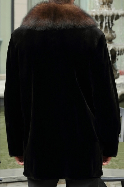 Κομψό ανδρικό παλτό σε μαύρο χρώμα με απαλό κολάρο και τσέπες