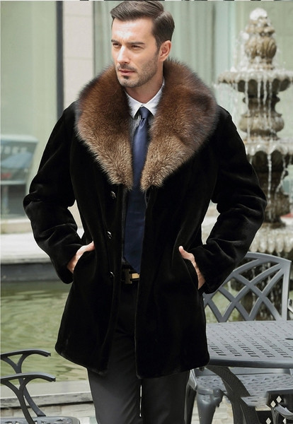 Κομψό ανδρικό παλτό σε μαύρο χρώμα με απαλό κολάρο και τσέπες