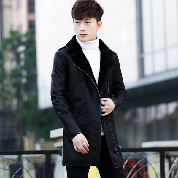 Modern férfi hosszú kabát puha béléssel és zsebekkel