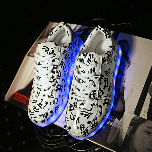 Modern világító női tornacipő USB-vel, öko bőrből