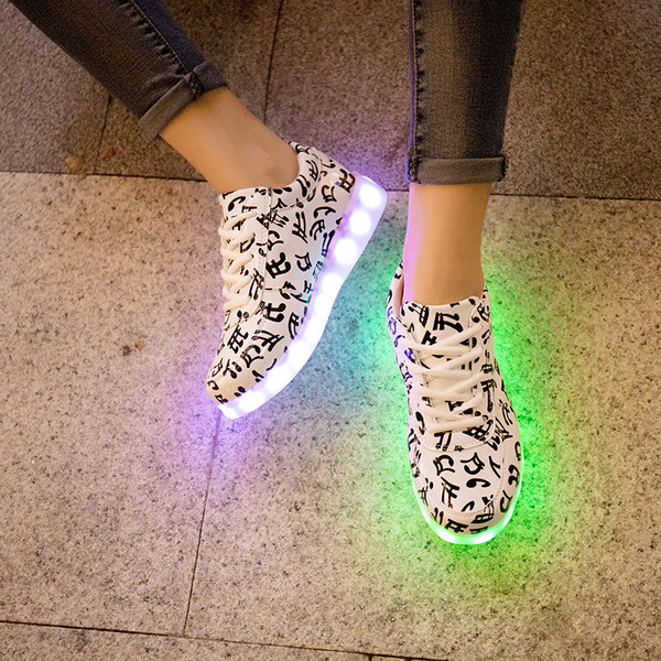 Modern világító női tornacipő USB-vel, öko bőrből