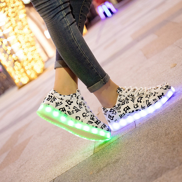 Modern világító női tornacipő USB-vel, öko bőrből