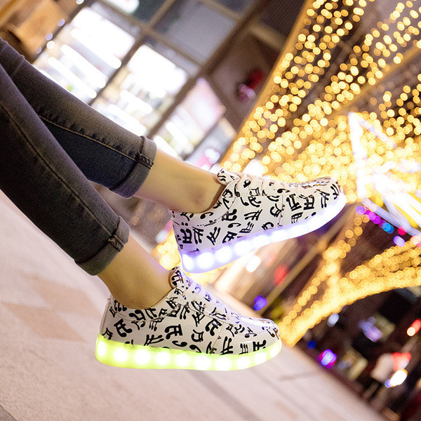 Modern világító női tornacipő USB-vel, öko bőrből