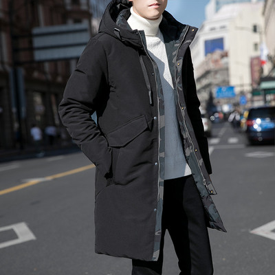 Modern férfi téli kabát fekete színben kapucnival és zsebekkel