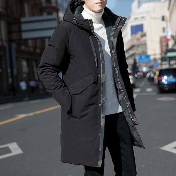 Modern férfi téli kabát fekete színben kapucnival és zsebekkel