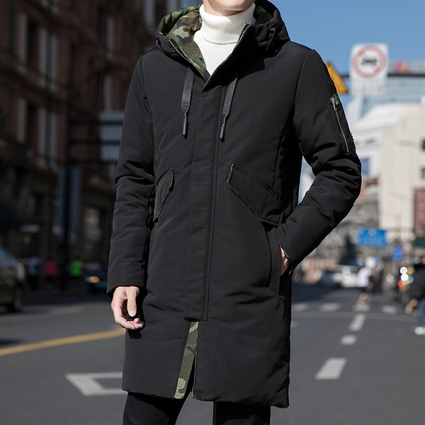 Modern férfi téli kabát fekete színben kapucnival és zsebekkel