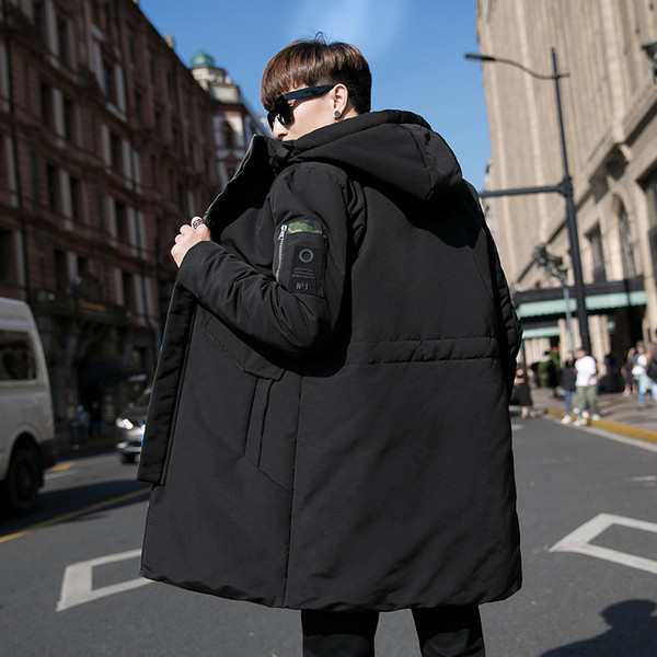 Modern férfi téli kabát fekete színben kapucnival és zsebekkel