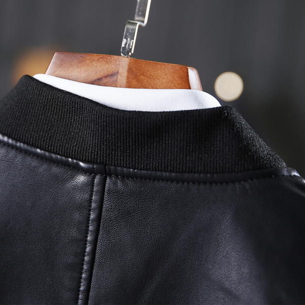 Modern férfi kabát eko bőrből színes fekete hímzéssel