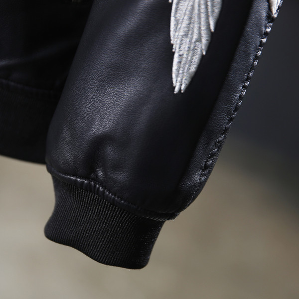 Modern férfi kabát eko bőrből színes fekete hímzéssel