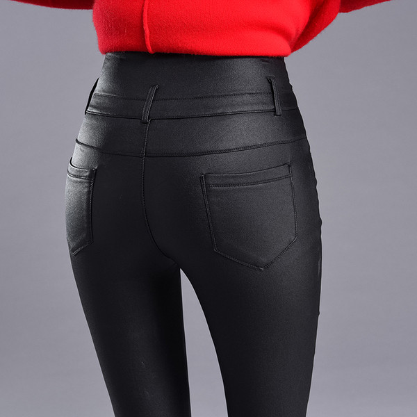 Női nadrág Karcsú, magas derékú modell fekete színben