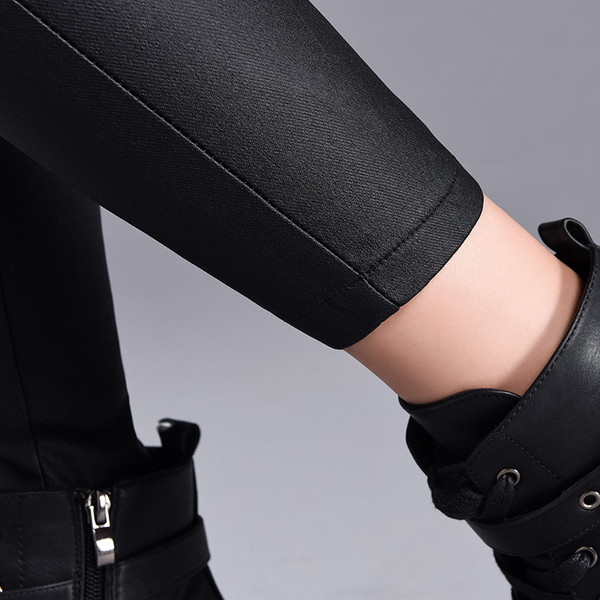 Női nadrág Karcsú, magas derékú modell fekete színben