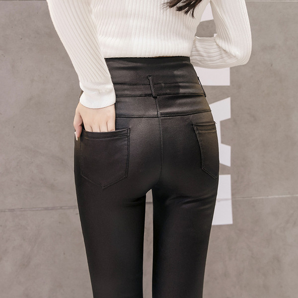 Női nadrág magas derékkal Karcsú modell fekete színben