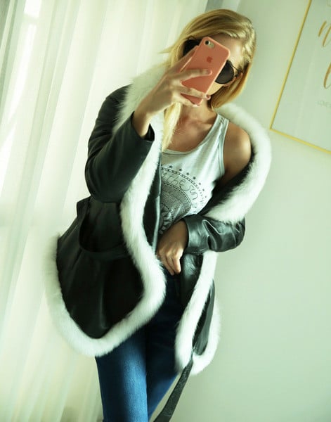 Актуално дамско яке от еко кожа с пух и колан в два цвята