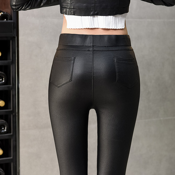 Modern női nadrág magas derékkal és cipzárral fekete színben