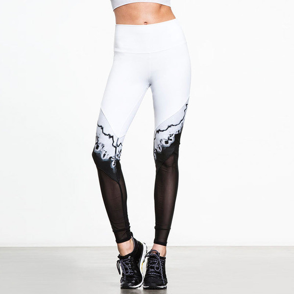 Γυναικεία αθλητική σφήνα με ασπρόμαυρο πλέγμα