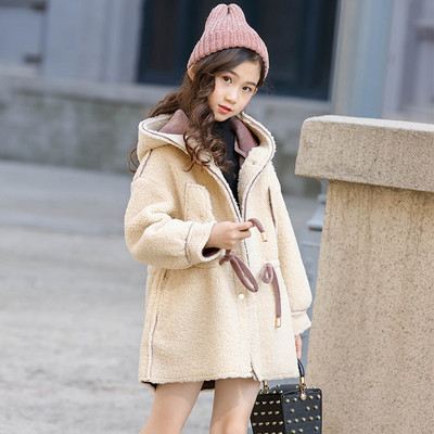 Modern gyerekkabát lányoknak két modellben