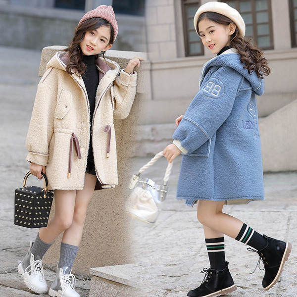 Modern gyerekkabát lányoknak két modellben