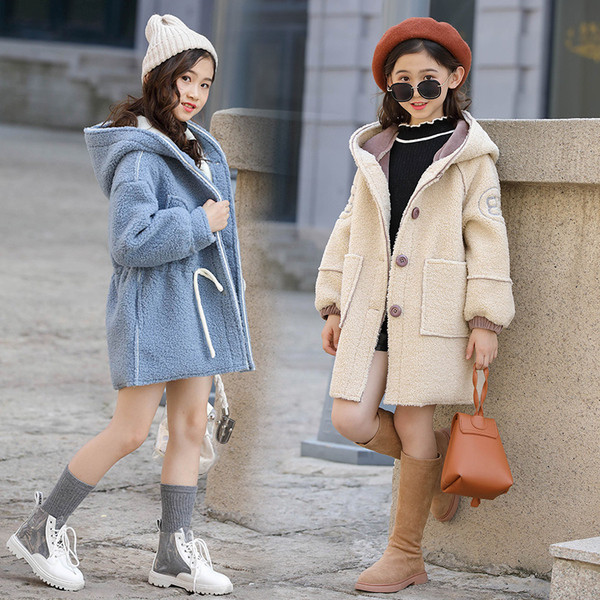 Modern gyerekkabát lányoknak két modellben