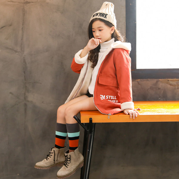 Geaca moderna pentru copii cu inscriptii in mai multe culori