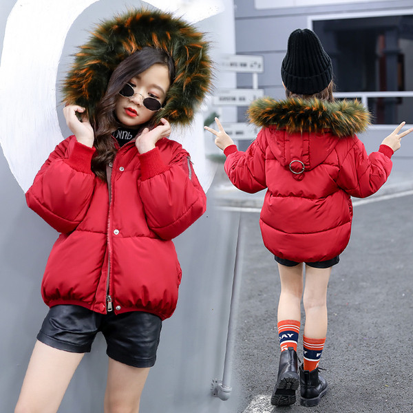 Modern, rövid gyermekkabát lányoknak