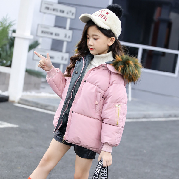 Modern, rövid gyermekkabát lányoknak