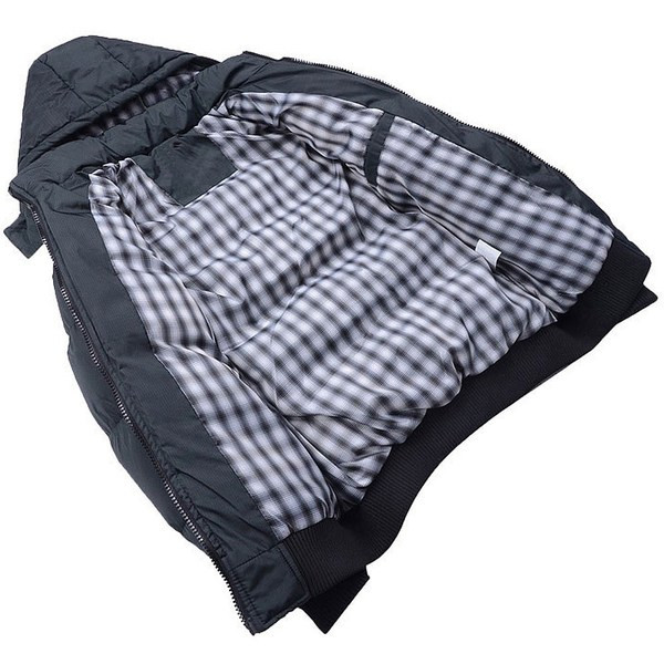 Férfi téli kabát kapucnival és fekete zsebekkel