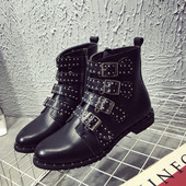 Modern női csizma fém elemekkel fekete színben - két modell