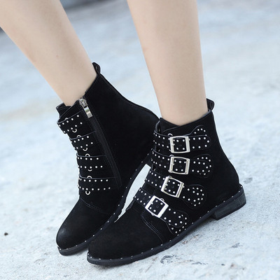 Modern női csizma fém elemekkel fekete színben - két modell