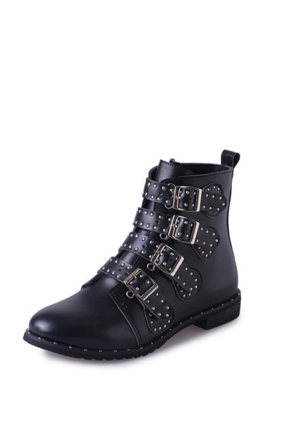Modern női csizma fém elemekkel fekete színben - két modell